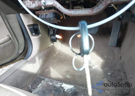 2000 Mercury Grand Marquis Ls z USA, uszkodzony, nr VIN 2MEFM75W1YX669068